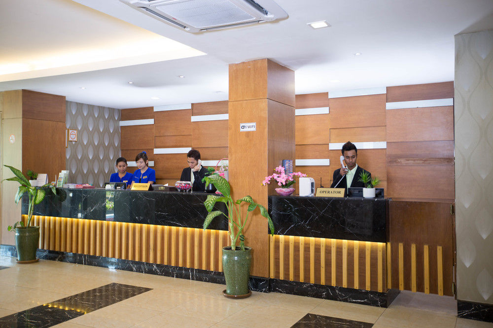 Uptown Hotel Yangon Exterior photo