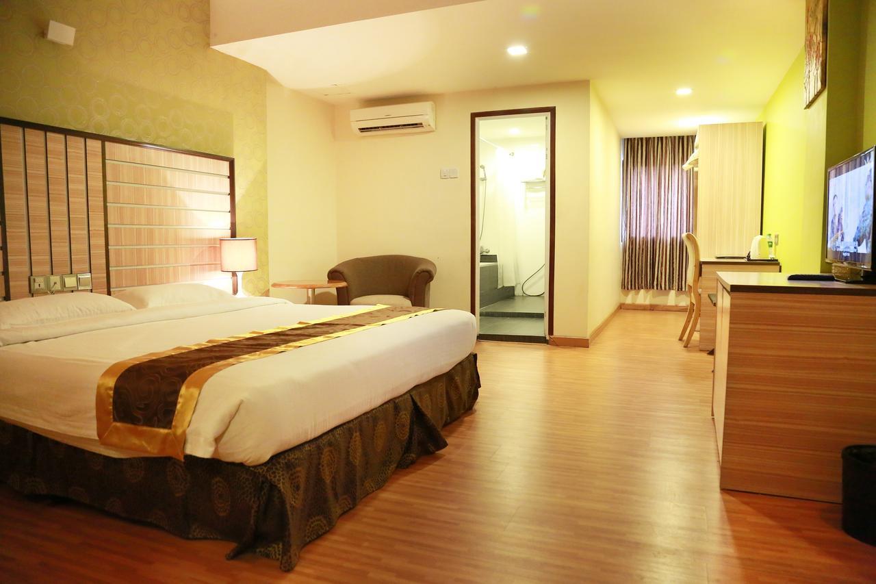 Uptown Hotel Yangon Exterior photo