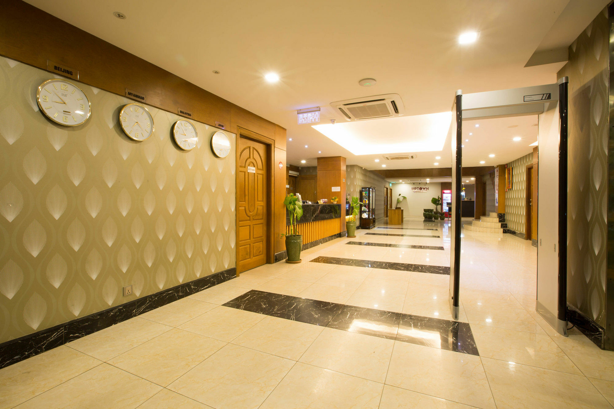 Uptown Hotel Yangon Exterior photo