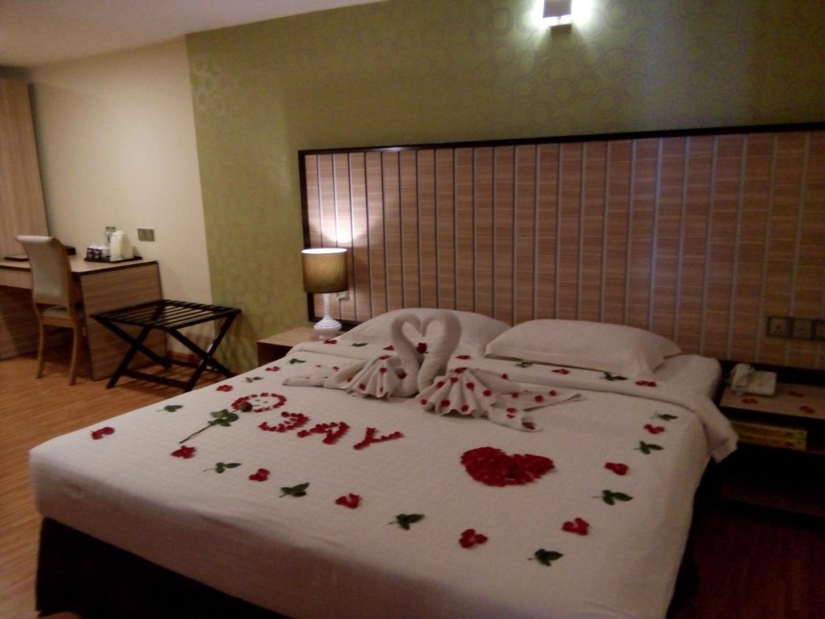 Uptown Hotel Yangon Exterior photo